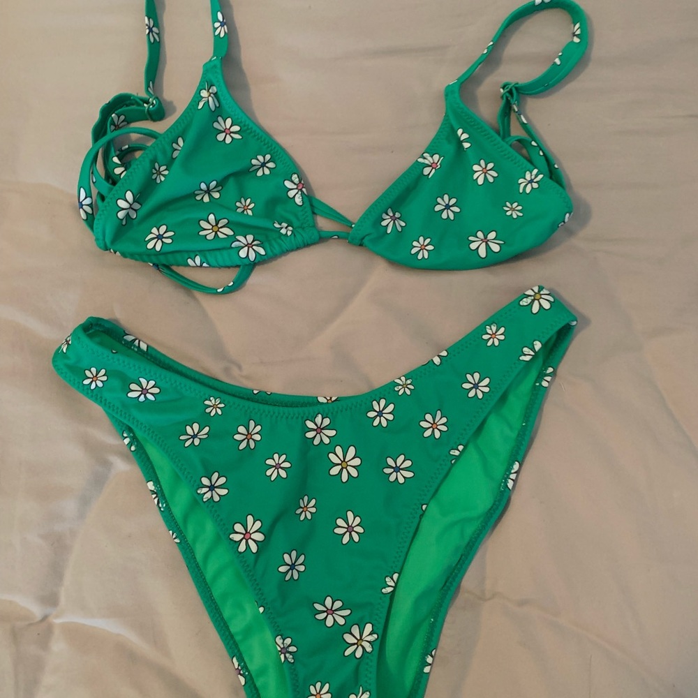 NWOT Pacsun Daisy Bikini
